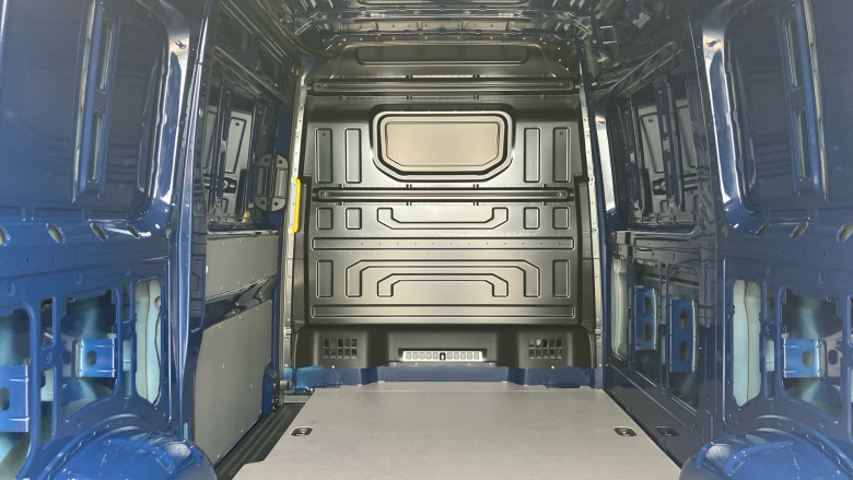 Volkswagen Crafter Cr35 Mwb Diesel 4Motion 2.0 TDI 177PS Commerce Plus Low Roof Van Auto